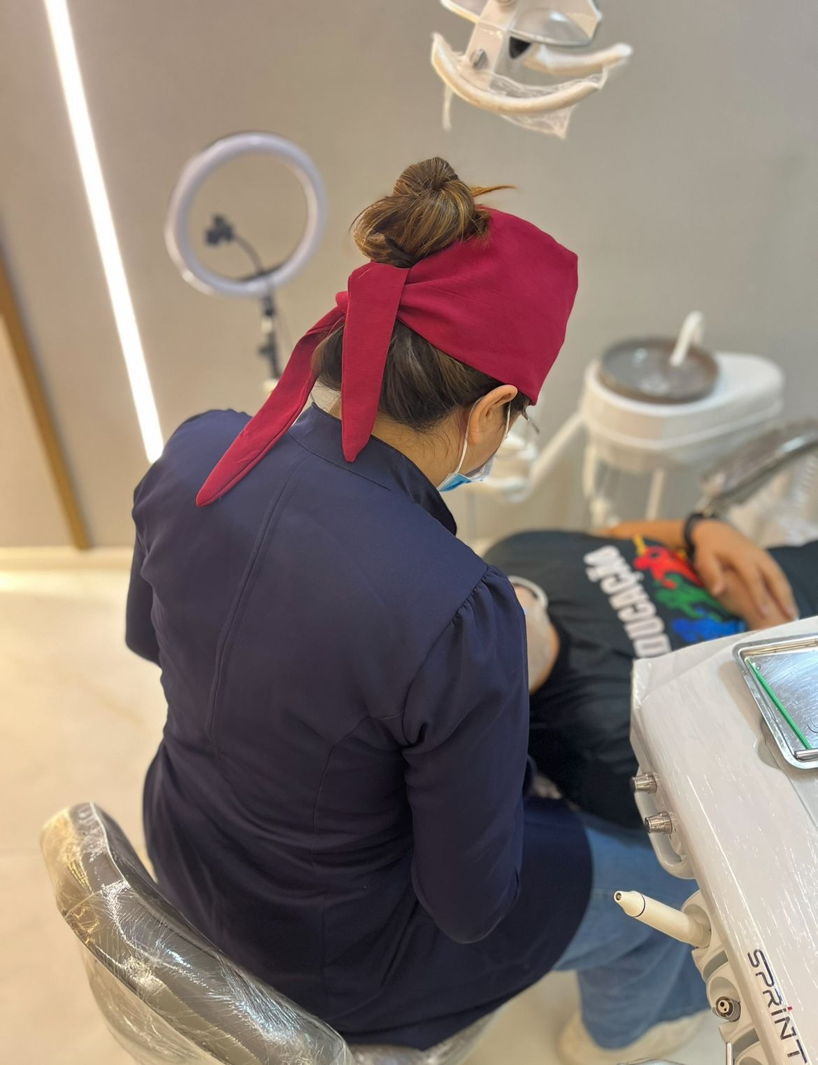 Dra. Rachel Brazuna no consultório